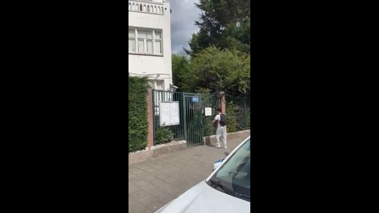 وزير الخارجية الهولندي يعرب عن أسفه لحادث السفارة المصرية.. مناوشات مستمرة بين مؤيدين ومعارضين في لاهاي