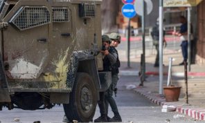 الاحتلال يعلن مصادرة 450 ألف دولار خلال اقتحام رام الله في الضفة الغربية