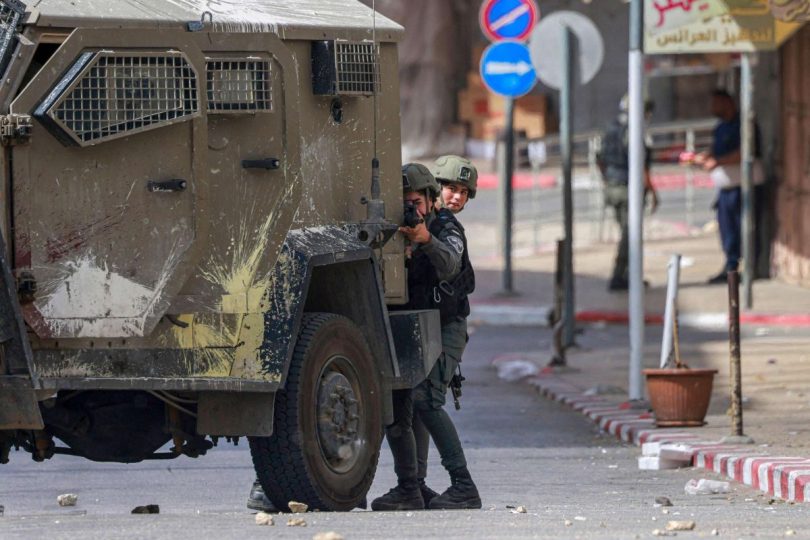 الاحتلال يعلن مصادرة 450 ألف دولار خلال اقتحام رام الله في الضفة الغربية