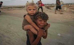 صورة تختصر مئة عام من الحكايات الفلسطينية.. وصفعة محفورة في وجه الطفولة