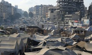 الغارديان: إعمار تحت مسمى التطهير العرقي: خبراء يرفضون خطة غزة المسربة باعتبارها “جنونية” و”سخيفة”