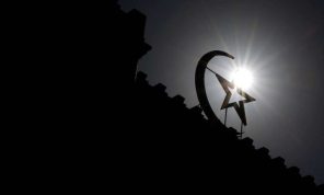 فرنسا.. العثور على رؤوس خنازير أمام عدة مساجد بعضها كُتب عليه اسم “ماكرون”