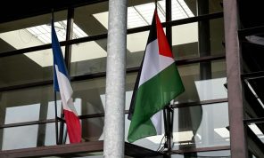 تعليمات للمباني الحكومية في فرنسا بإنزال العلم الفلسطيني.. ورؤساء بلديات: لم يطلب منا إنزال العلم الأوكراني!