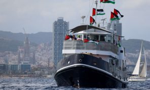 “أسطول الصمود العالمي” المتجه لغزة يعود إلى برشلونة بسبب الطقس العاصف