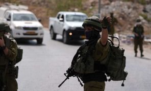 الجيش الإسرائيلي يصيب شابين بجروح ويغلق منزلين بالصفيح في القدس المحتلة- (فيديو)