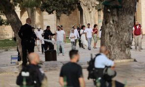 مستوطنون إسرائيليون يقتحمون الأقصى ويصلون على روح “كيرك”