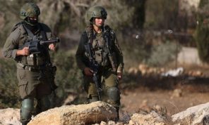 الجيش الإسرائيلي يصيب فلسطينيا ويداهم منازل في الضفة الغربية- (صور وفيديو)