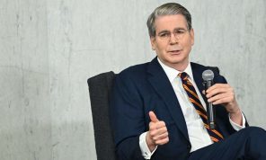 أمريكا تفرض عقوبات على نحو 100 فرد وكيان وناقلة بسبب شراء النفط الإيراني