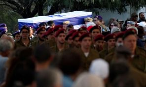 مسؤول إسرائيلي يزعم أن حماس تماطل بشأن جثث المحتجزين لتفادي المرحلة الثانية بشأن نزع سلاحها