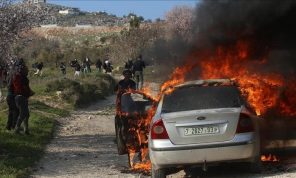 الضفة.. مستوطنون إسرائيليون يحرقون مركبات فلسطينية بقرية المغير- (فيديوهات) 