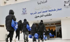 حبس أفراد شبكة لتهريب المهاجرين عبر البحر في ليبيا