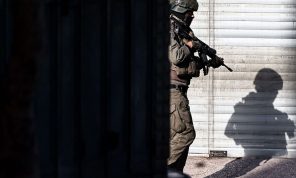 أديب ومؤرخ إسرائيلي بارز: اعتقاد تل أبيب بإمكانية القفز عن القضية الفلسطينية والعيش بسلام في المنطقة وهمٌ وسراب