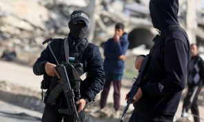 صحيفة عبرية: “حماس” مستعدة لـ”هدنة” تتنازل فيها عن السلطة وتضع سلاحها الثقيل “وديعة” لدى جهة فلسطينية