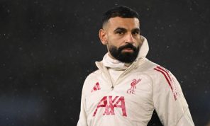 ليفربول يحافظ على استقرار غرفة الملابس رغم خلاف صلاح وسلوت