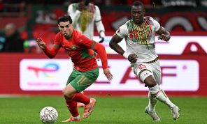 المغرب يتطلع للاحتفاظ بقمة المجموعة الأولى ومصالحة جماهيره أمام زامبيا