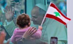 من صلاة عند المرفأ… إلى معطف على الرصيف: حكاية وطنين يواجهان الليل