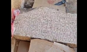 غضب وصدمة جراء استخدام نقش أثري في معبد يمني متكأ خلال جلسة لمضغ القات- (فيديو)