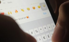 البرلمان في تشيلي يحظر الهواتف المحمولة في المدارس