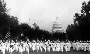 انتقادات متصاعدة لقرار حظر السفر.. ترامب يريد تحويل الولايات المتحدة إلى “مهرجان من العنصريين البيض”