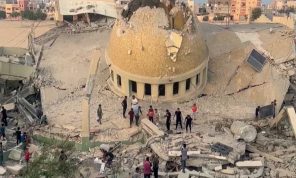 صلوات غزّة تعيد ترميم المسجد العمري بموادّ بدائية