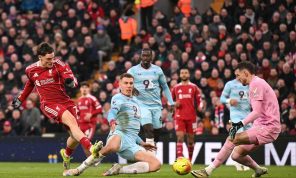 ليفربول يواصل نزيف التعادلات بالتعثر وسط جماهيره أمام بيرنلي في الدوري الإنكليزي