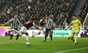 أستون فيلا يعبر نيوكاسل ويتقاسم وصافة الدوري الانكليزي