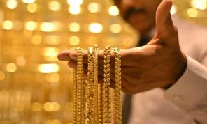 الذهب يتراجع وسط قوة الدولار وترقب بيانات أمريكية