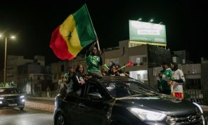  عطلة رسمية ومكافآت مالية.. الرئيس السنغالي يشارك شعبه فرحة الفوز على المغرب واعتلاء عرش أفريقيا
