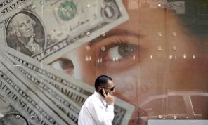نواب يتهمون الحكومة بـ«الجباية» بسبب قرار أغضب مصريي الخارج