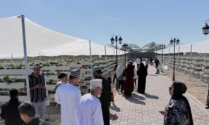 من الفراولة إلى المعبر: كيف تنقذ الحياة نفسها حين يحاصر كل شيء