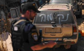 استشهاد فلسطيني برصاص الاحتلال ومستوطنون يحرقون مركبتين ويخطون شعارات عنصرية بالضفة