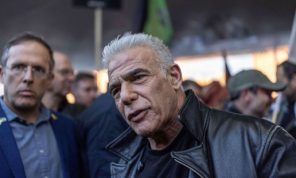 لبيد يحرض على قصف حقول النفط ومحطات الطاقة بإيران لإسقاط النظام