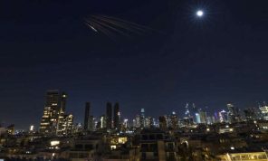 إعلام عبري: صاروخ إيراني برأس انشطاري يستهدف وسط إسرائيل