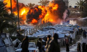 شهيد و8 مصابين جراء غارة إسرائيلية على خيمة في منطقة مكتظة بالنازحين وسط قطاع غزة- (صور وفيديو)