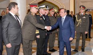 الرئيس المصري يحذّر من تأثير الحرب على الملاحة في قناة السويس