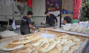 المصريون يستقبلون العيد بارتفاع أسعار الكعك والأسماك