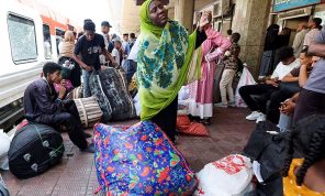 سودانيون يغادرون مصر بعد الحملات الأمنية والمبادرات الطوعية