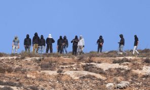 إصابة 8 فلسطينيين بينهم رضيع بعد محاولة إحراقهم في هجوم للمستوطنين- (شاهد)