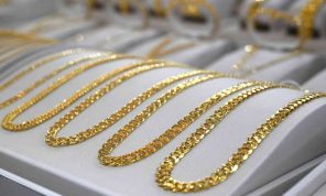 الذهب ينخفض مع ارتفاع الدولار وتوقعات خفض الفائدة الأمريكية تتراجع