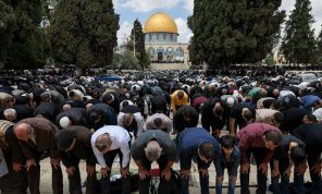 100 ألف فلسطيني يؤدون الصلاة بالأقصى في أول جمعة بعد إغلاق 40 يوما