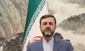 بريطانيا تتهم إيران باحتجاز “الاقتصاد العالمي رهينة”.. طهران: نعمل على بروتوكول مع عمان لمراقبة المرور عبر مضيق هرمز