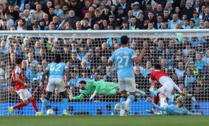 مانشستر سيتي يسقط أرسنال بثنائية ويشعل المنافسة على لقب الدوري الإنكليزي