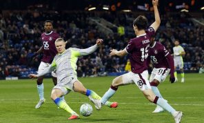 سيتي يتصدر الدوري الإنكليزي ويدفع بيرنلي للهبوط بفوزه عليه في تيرف مور
