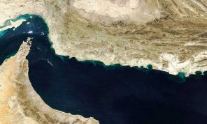 البحرية الأمريكية تحاصر مضيق هرمز والموانئ الإيرانية… وطهران ترد: الأمن للجميع أو لا أحد