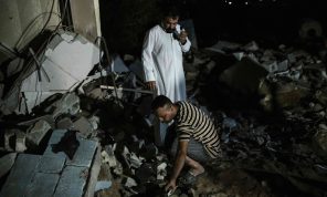 محتجون يقتحمون القنصلية الكويتية في البصرة بعد استهداف منزل بصاروخ أطلق من الكويت