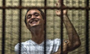 الناشط المصري المعتقل أحمد دومة: أتعرّض لإضاءة بالكشّافات طوال الـ24 ساعة