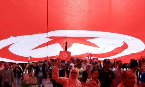 “عيد بلا حرية”.. تونسيون يطالبون بالإفراج عن أحبائهم المعتقلين