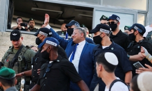 إيكونوميست: بن غفير يتباهى بانتهاك الفلسطينيين بالسجون ونتنياهو مسؤول أيضا