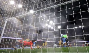 مانشستر سيتي يحافظ على حظوظه في لقب الدوري الإنكليزي بثلاثية في كريستال بالاس