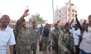 البرهان يعتذر للكوادر الطبية عن انتهاكات: بعضهم قدّم معلومات للجيش السوداني